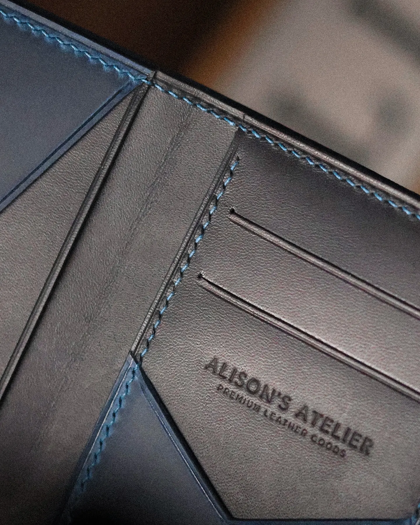 Mavi tikişin və atelye basqısının yaxın planı