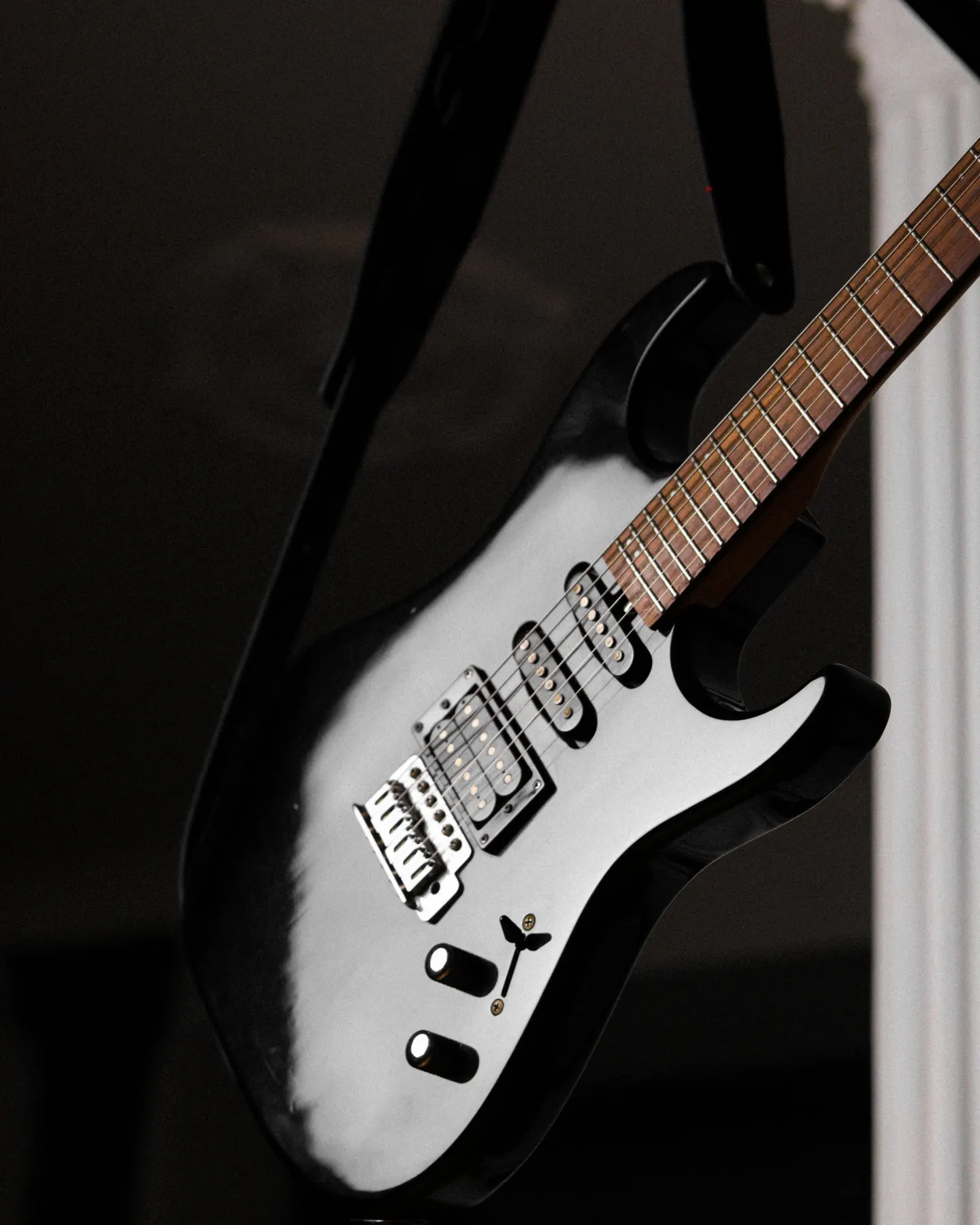 Qara elektrik gitara, dəri qayışla